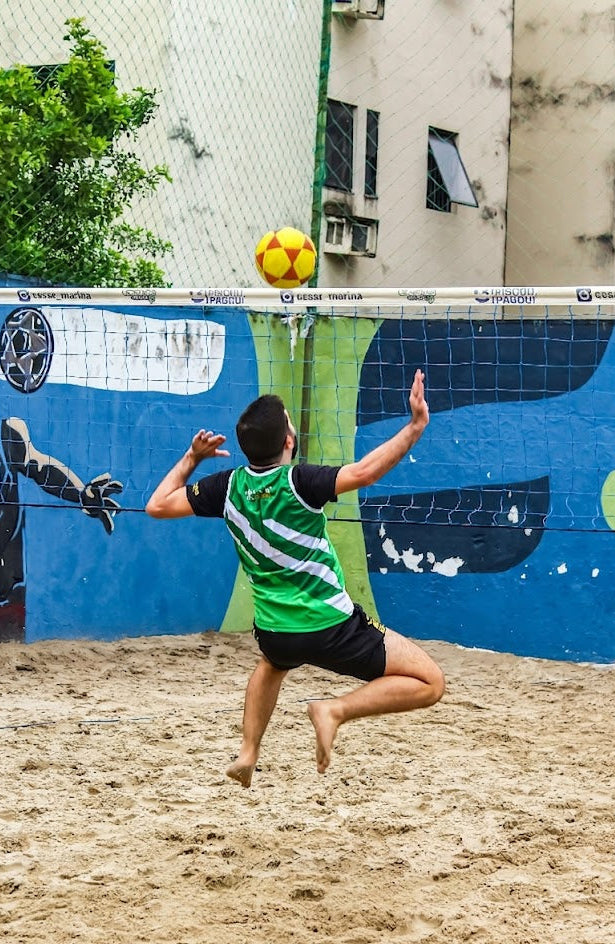 שחקן מקצועי משחק בכדור פוצ'יוולי של המותג מיקאסה בצבע צהוב וכתום