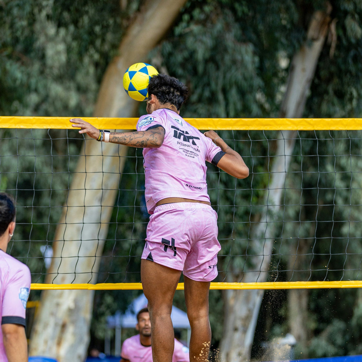 שחקן פוצ'ייולי מקצועי משחק בכדור פוצ'יוולי של המותג מיקאסה בצבע צהוב וכחול